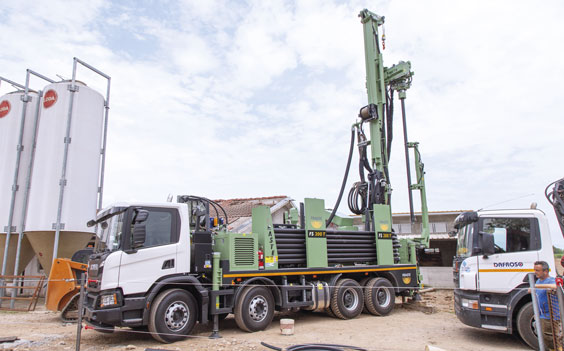 Perforatrice Fraste FS 300: Eccellenza, Affidabilità e Produttività nella Perforazione di Pozzi Acquiferi FRASTE FS300T drillingrig 564x351 v2